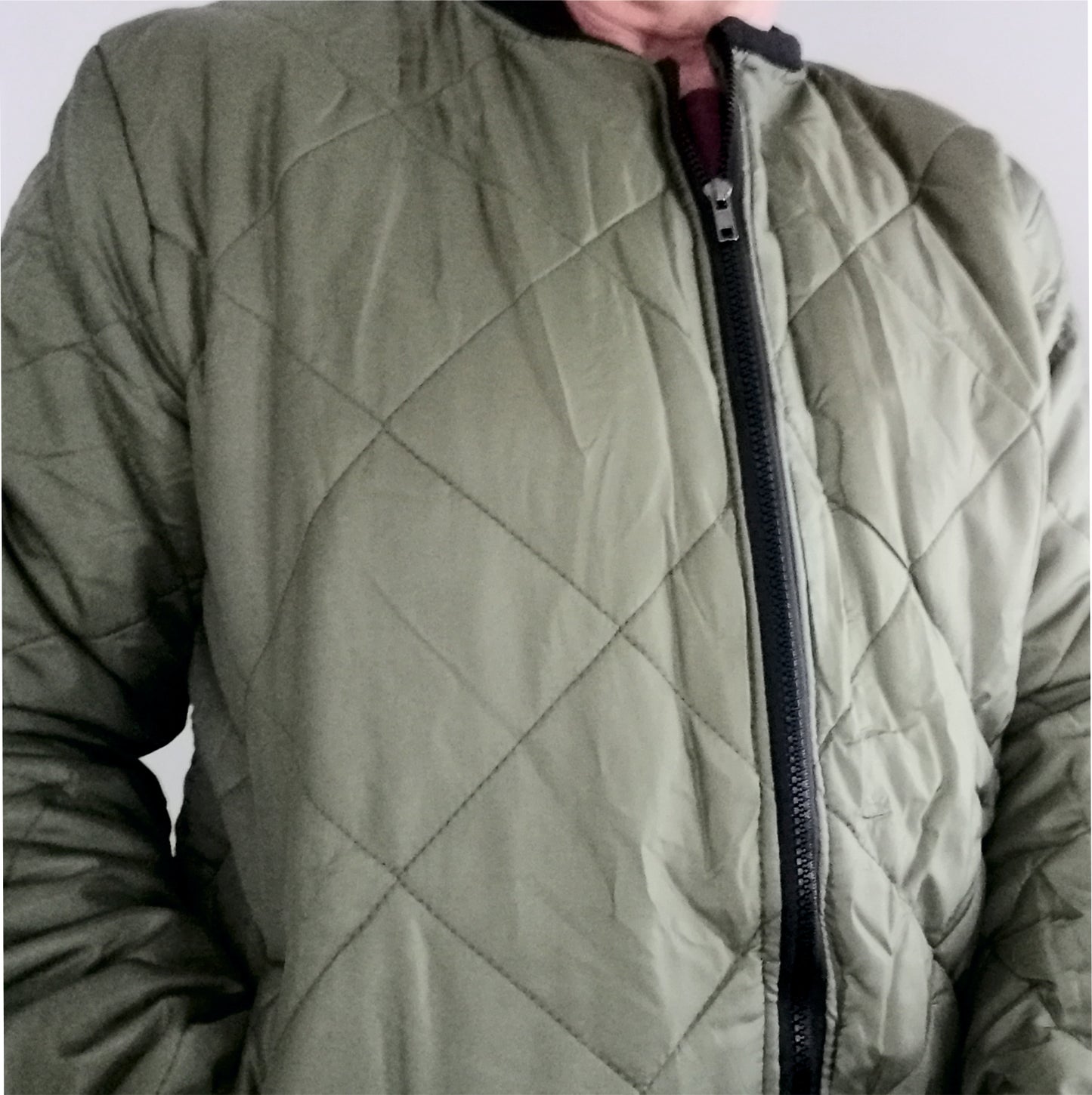 Herrenjacke im Baseball-Style und in trendigen Farben und Steppoptik