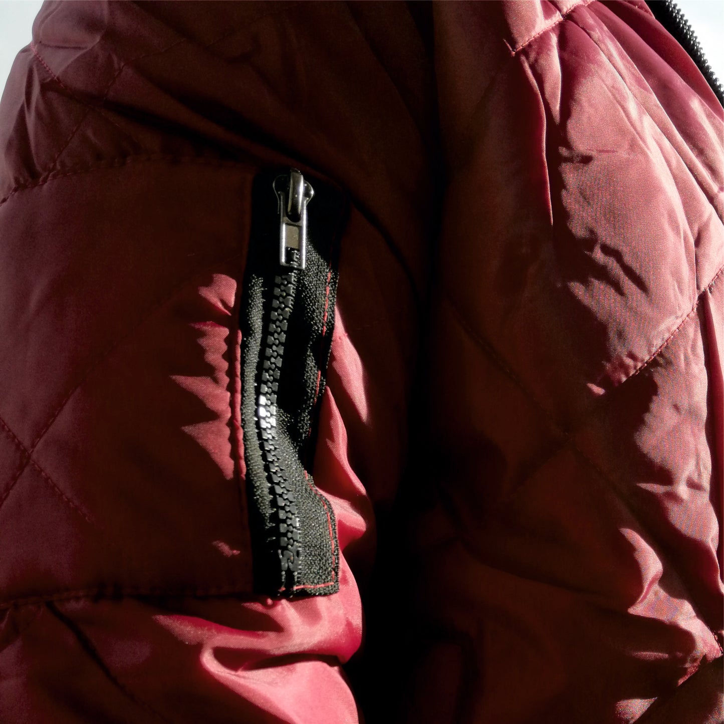 Herrenjacke im Baseball-Style und in trendigen Farben und Steppoptik